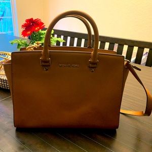 Barley used Micheal Kors purse